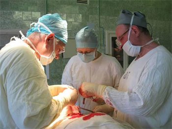 В операционной краевой больницы (слева - проф. Левенец) - фото из архива КрасГМУ