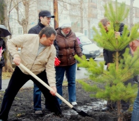 Илай Ахметов сажает деревья