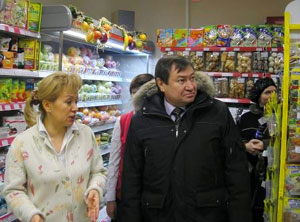 Илай Ахметов проверяет магазины Ачинска