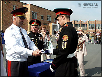 Генерал-майор Юрий Астахов вручает аттестат кадету