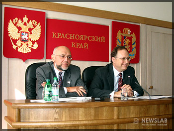 Посол США Александр Вершбоу (справа) и переводчик (слева)