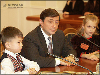 15 ноября в губернаторском зале состоялась встреча губернатора Красноярского края Александра Хлопонина с красноярскими школьниками-отличниками, которые за первую четверть получили больше всего пятерок