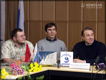 Николай Захаров (первый справа)