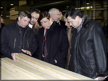 Александр Хлопонин посетил деревообрабатывающую компанию «Енисей»