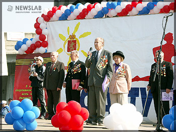 Ветераны войны и Рафик Мадеремов (слева)