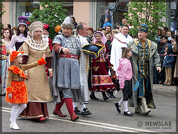 Глава города Петр Пимашков пришел на карнавал в костюме воеводы XVII века, с женой и внучкой