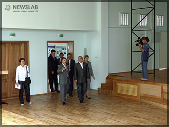 Директор школы Вячеслав Башев показал мэру отремонтированный конференц-зал
