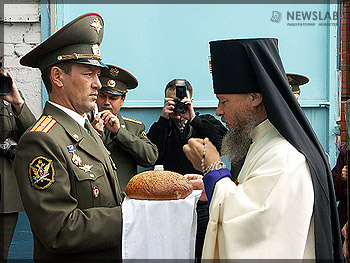 Архиепископ Красноярский и Енисейский Антоний (справа)