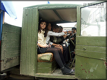 Школьники в автомобиле «ЗИС-5В»