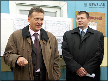 Заместитель губернатора края Николай Глушков (слева)