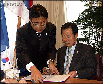 Подписание договора (справа - президент университета Чон Бук профессор Бэнг Вунг Шин)