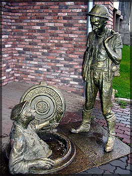 Памятник Дяде Яше и его стажеру (фото П. Буровского)