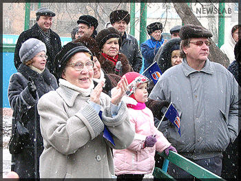 Жители Свердловского района на открытии хоккейной коробки