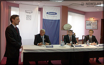За столом: крайний слева - Виталий Слинкин, Павел Городов, Сергей Головко