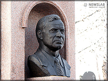 Памятник бывшему главе администрации Ленинского района города Альберту Кулакову