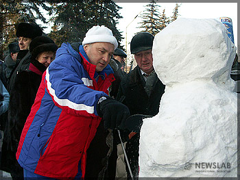 Пётр Пимашков лепит снеговика