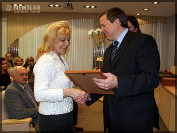 Заместитель губернатора Сергей Козаченко вручает награду