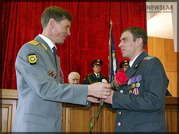 Александр Горовой (слева) поздравил личный состав с Днем защитника Отечества и вручил государственные и ведомственные награды