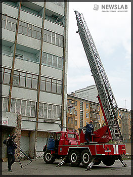 18 мая пожарные продемонстрировали спасательную операцию на примере одного из высотных зданий