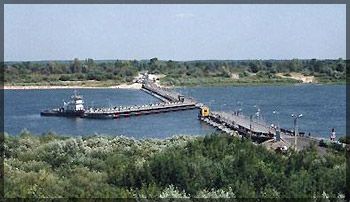 Понтонный мост через реку Ока  (http://nicbar.chat.ru/fotomurom/images/22.jpg)