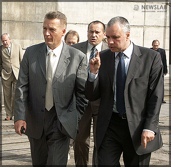 Заместитель губернатора Красноярского края Николай Глушков (слева)