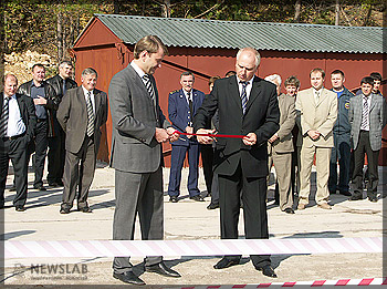 Андрей Гнездилов и Сергей Колбасинский перерезали красную ленточку, символизируя начало работы полигона