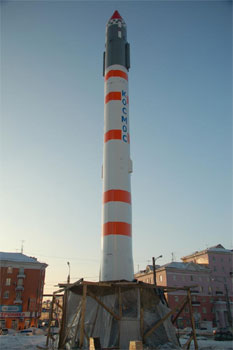 Роскосмос - Макет ракеты-носителя «Восток» перед павильоном