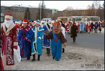 В Красноярске прошел парад двухсот Дедов Морозов и Снегурочек 