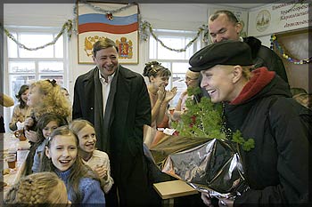 Фото: Александр Хлопонин с детьми. Справа Лайма Вайкуле. Фото Игоря Михайлишина