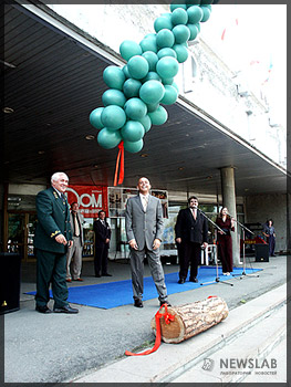 Сергей Сокол и Владимир Векшин торжественно запустили в небо символ выставки - елку, которая была сделана из зеленых надувных шаров