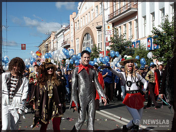 участники карнавала на проспекте Мира