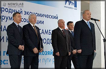 Пётр Пимашков (крайний справа)