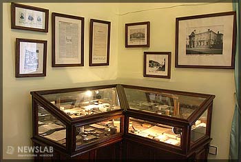 Несколько лет в аптеке работает музей, в котором размещены старинные лекарственные препараты, рецепты и медицинские принадлежности