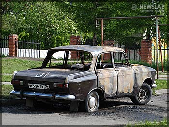 В Академгородке Красноярска около трех часов ночи 1 июня сгорел припаркованный во дворе жилого дома №20 автомобиль «Москвич»