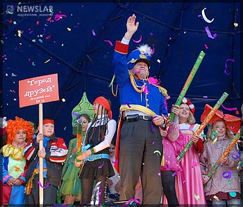 II Детский карнавал «Город детства» в Красноярске (в центре заместитель мэра города Василий Куимов)