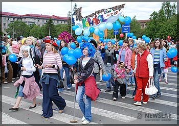 II Детский карнавал «Город детства» в Красноярске («главный строительный спонсор» карнавала – компания «Омега»)