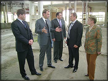 На фанерном заводе (второй слева Андрей Гнездилов)