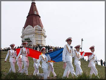Кадеты несут флаг Красноярска, фото Дмитрия Костюнина
