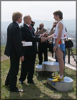 Петр Пимашков награждает спортсменов, фото Дмитрия Костюнина