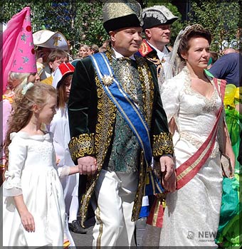 Петр Пимашков с женой и внучкой