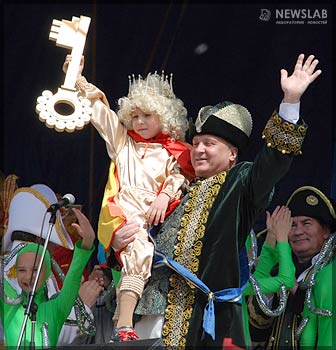 Глава Красноярска Петр Пимашков передал ключ к открытию карнавала следующего года королю Детского карнавала