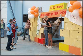 Детская творческая мастерская «Стена безопасности» (фото Ларисы Федоровой)
