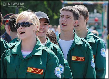 Отправка студенческого отряда на строительство Богучанской ГЭС (на площади Революции, исполнение гимна)