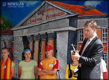 Праздничные мероприятия в парке «Молодежный» (Павел Корчашкин справа)