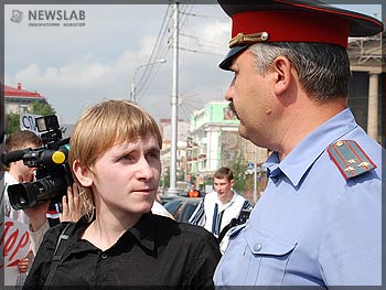 Несанкционированный митинг красноярских игорщиков (слева организатор митинга Иван Крюков)