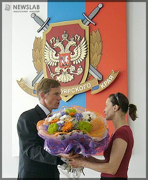 Генерал-лейтенант милиции Александр Горовой лично поблагодарил и наградил жительницу Красноярска Наталью Бондареву