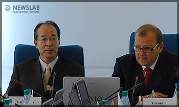 Чрезвычайный и полномочный посол Японии в Российской Федерации Ясуо Сайто и заместитель губернатора Анатолий Тихонов