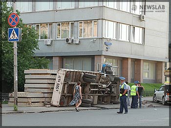В центре Красноярска на ул. Ленина перевернулся грузовик с бетонными блоками