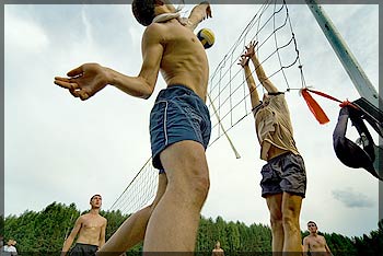 Соревнования по волейболу (фото Сергея Чивикова)