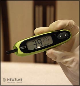 Фото: Прибор показывает, что количество сахара в крови соответствует норме